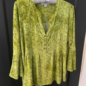 Woman’s blouse very nice no tears or stains 3/4 sleeves